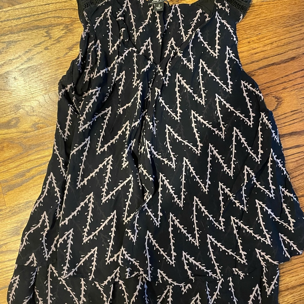 Lucky brand S women’s sleeveless blouse.  Black with beige print.